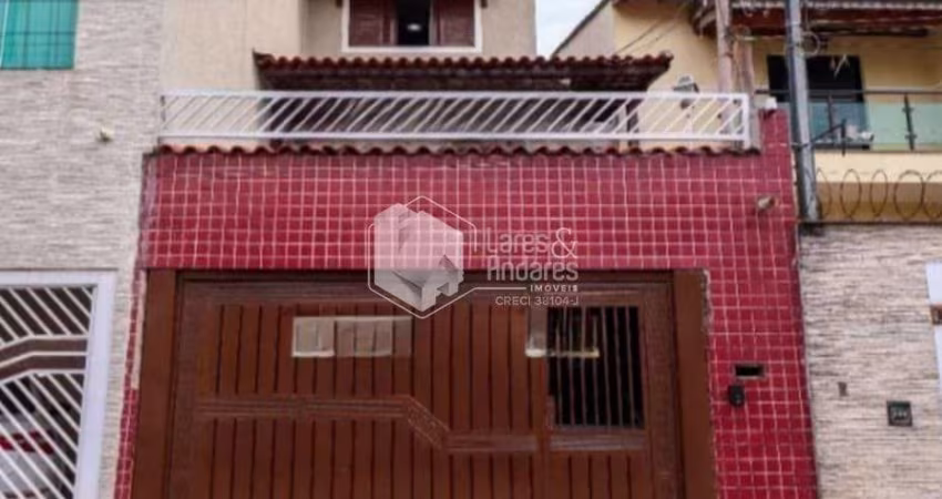 SOBRADO À VENDA, COM 3 DORMS SENDO UMA SUÍTE, ARMARIO NA COZINHA E  QUARTOS, 2 VAGAS  - VILA SANTA