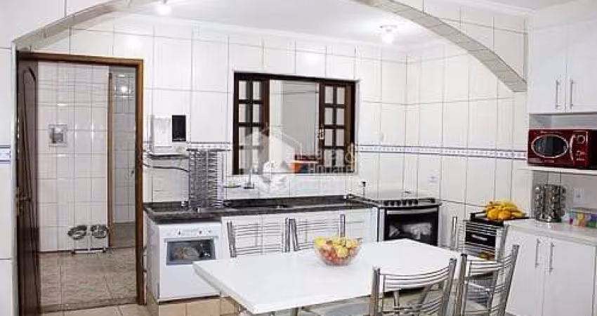 Casa tipo para venda com 6 quartos, sendo 2 suítes, 242m²