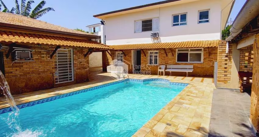 Sobrado à venda, 710m² com 4 dorm sendo 2 suítes, 8 vagas, casa com edícula, piscina com cascata e