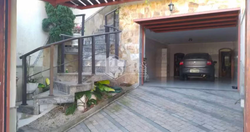 Sobrado à venda, 300m², 4 dormitórios (sendo 3 suítes) + 1 dep. empregada, 4 vagas, churrasqueira-