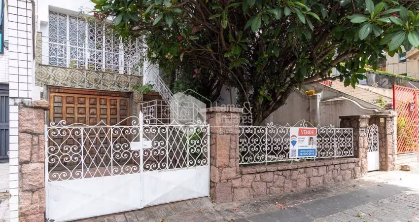 Casa tipo para venda com 3 quartos, sendo 1 suíte, 335m²