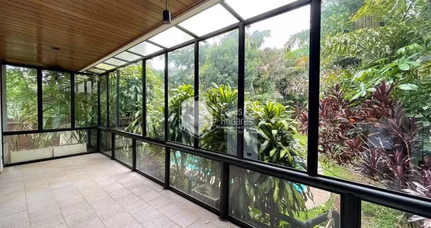 Casa tipo para venda com 5 quartos, sendo 5 suítes, 810m²