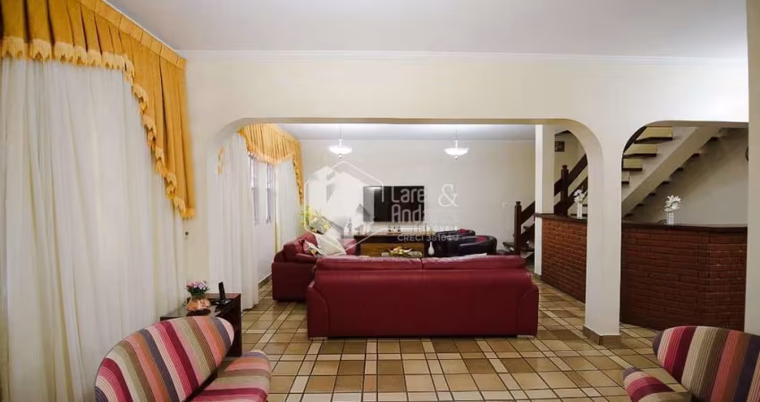 Casa de vila para venda com 5 quartos, sendo 2 suítes, 310m²