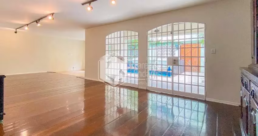 Casa tipo para venda com 3 quartos, sendo 1 suíte, 440m²