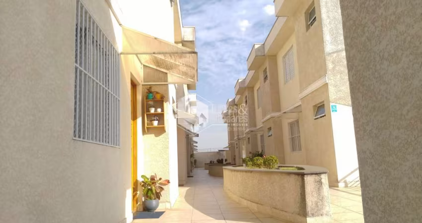 Sobrado à venda, com 83m²  2 suítes e 2 vagas, impecável semi novo com piso em porcelanato e sol da
