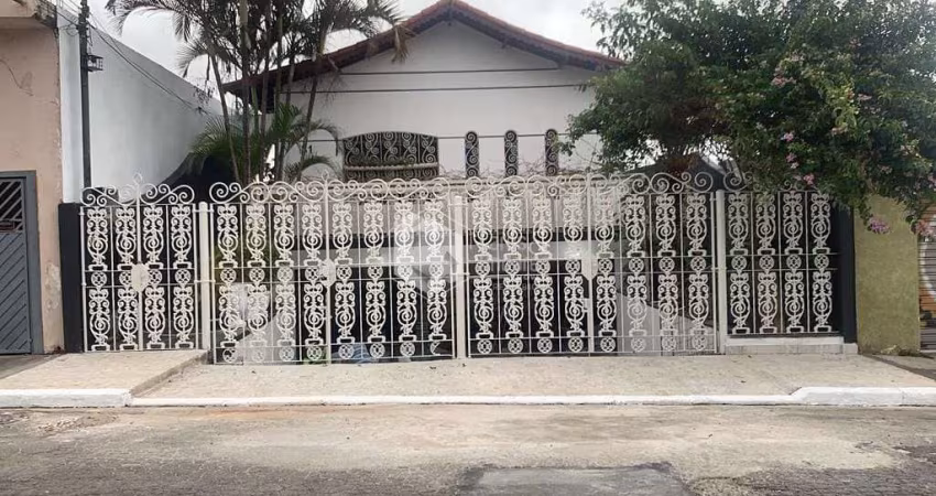 CASA À VENDA, COM 270M² COM 3 DORMS SENDO 2 SUÍTES, EDÍCULA E CHURRASQUEIRA, VAGA PARA ATÉ 5 CARROS