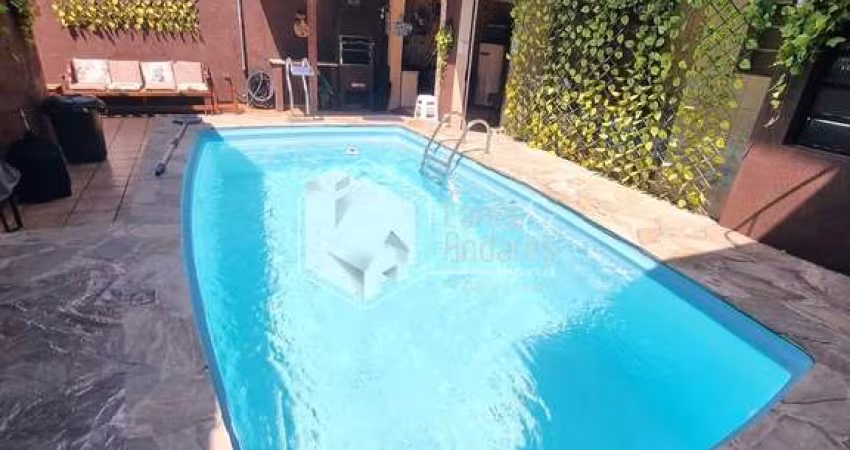 CASA À VENDA, COM 240 M², 3 DORMS (1 SUÍTE COM HIDRO), COZINHA COM MÓVEIS PLANEJADOS, ÁREA DE LAZER