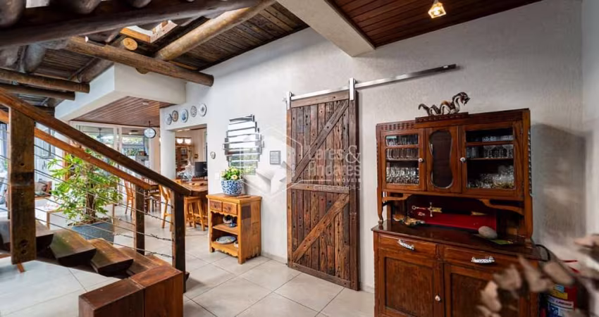 Casa tipo para venda com 4 quartos, sendo 4 suítes, 326m²