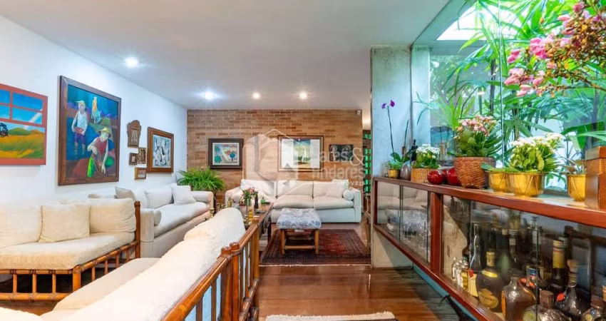 Casa tipo para venda com 4 quartos, sendo 4 suítes, 571m²