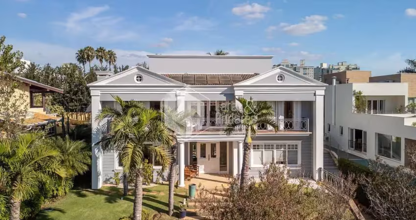 Casa em condomínio para venda com 4 quartos, sendo 4 suítes, 735m²