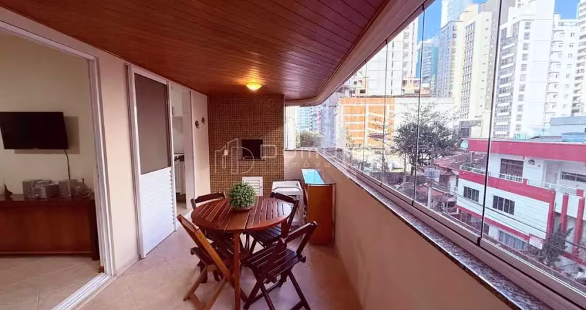 Apartamento mobiliado à venda na segunda quadra em balneário camboriú com 02 quartos, 01 suíte, sacada com churrasqueira a carvão e 01 vaga de garagem