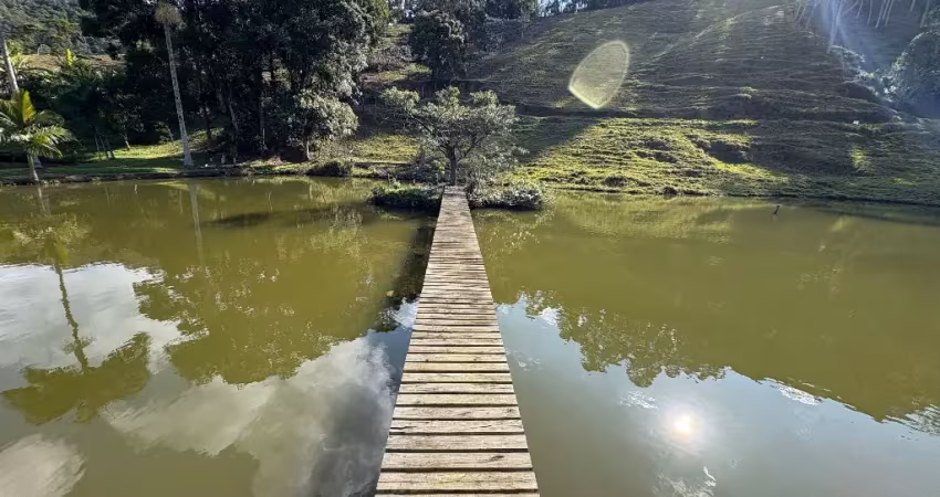 Vende-se belíssimo sítio com 4 dormitórios em águas mornas /sc