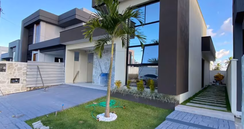 Linda casa em condomínio de luxo, com área de lazer completa.