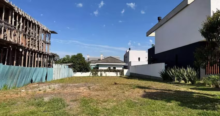 Belo terreno com frente leste no condomínio serra azul