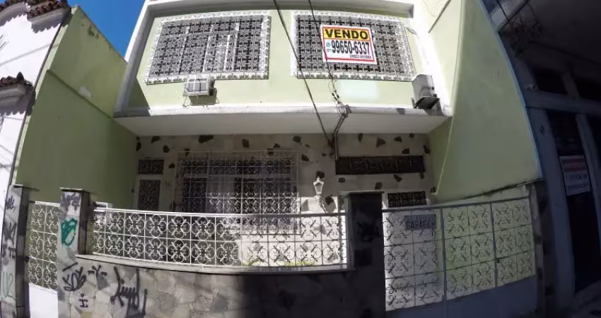 Vendo prédio residencial com 2 apartamentos em ramos no rio de janeiro-rj.