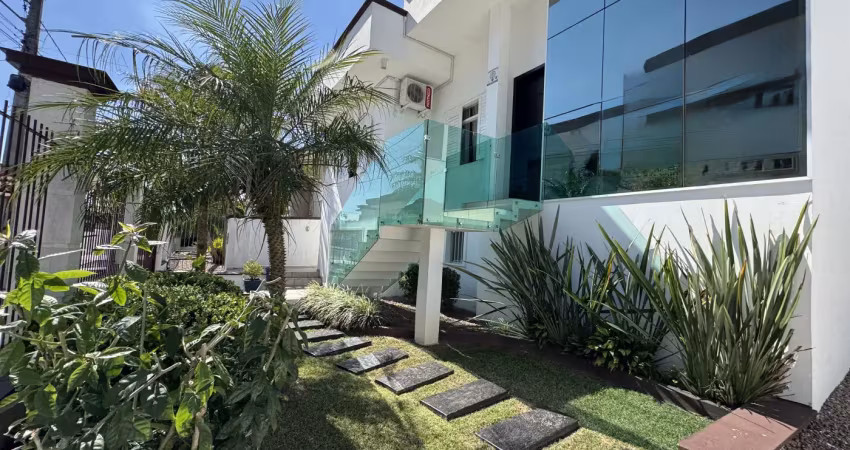 Casa ampla com piscina e mobiliada  imóvel com exclusividade de venda!  - ótima localização, casas de alto padrão na vizinhança - fica totalmente mobiliada