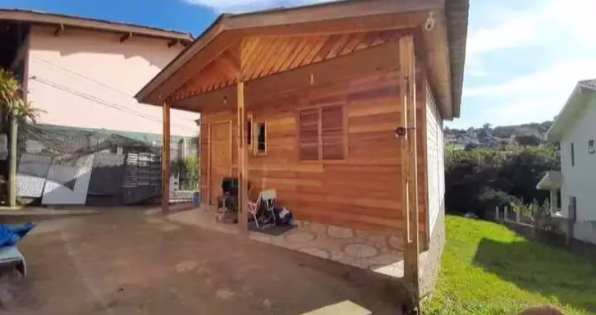 Terreno com 2 casas pré-fabricadas recém-construídas