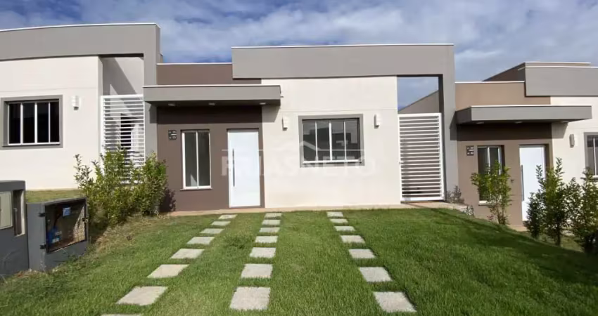 Casa com 2 suítes, banheiro externo e gabinetes no reserva taquaral ii