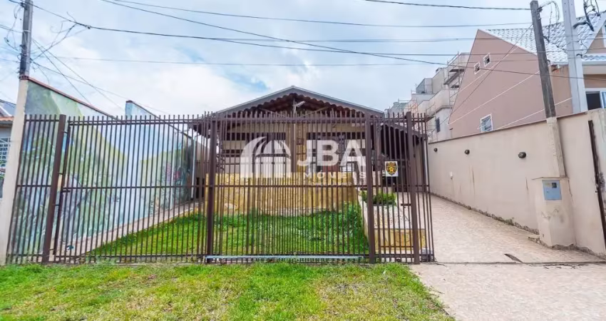 Casa térrea no xaxim com 4 quartos  sendo uma suíte, amplo espaço de quintal.