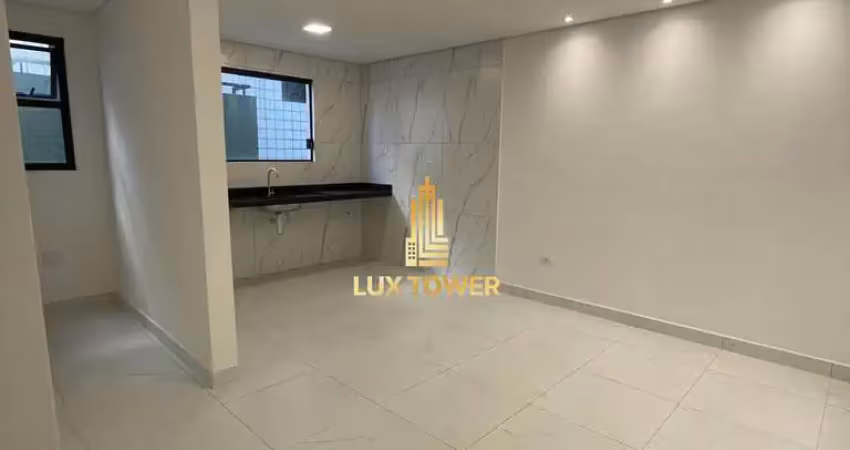 Casa triplex com 80m2 sendo 2 quartos, 2 suítes e garagem c/churrasqueira