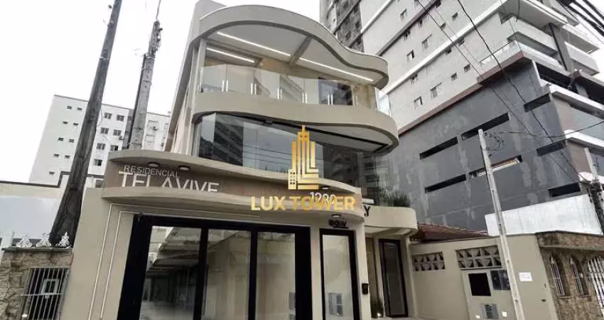 Casa triplex com 90m2 sendo 2 quartos, 2 suítes, garagem e sacada com vista
