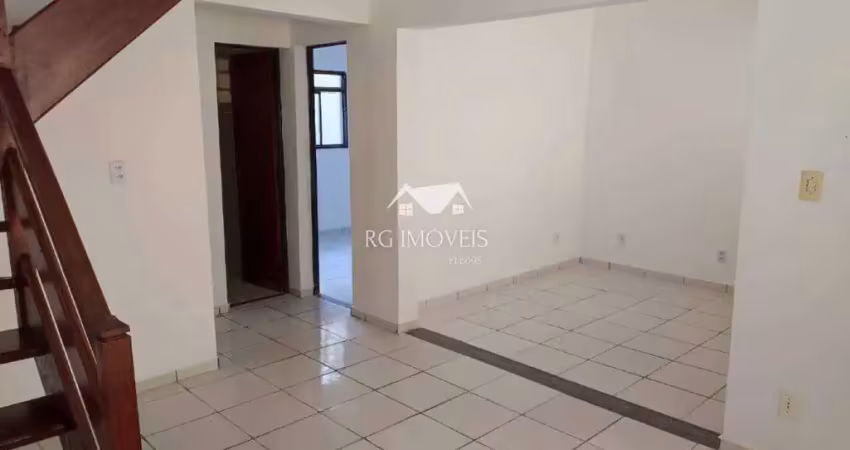 Alugo casa geminada com 2 quartos 1 vaga no brasil indistrial