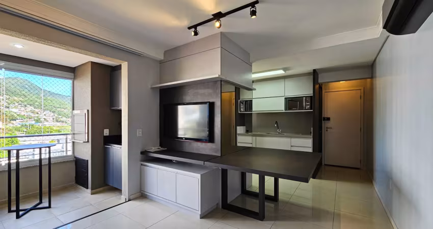 Apartamento de 2 dormitórios mobiliado, com 2 vagas de garagem e hobby-box, no bairro saco dos limões, em florianópolis.