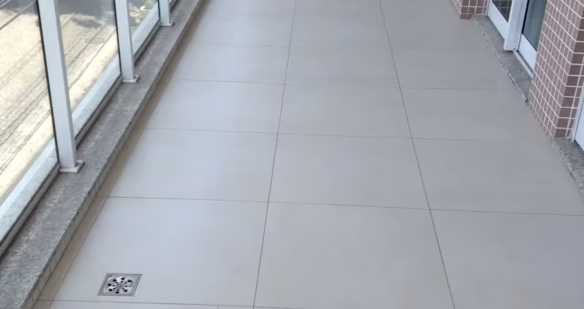 Amplo e arejado apartamento em excelente localização. 