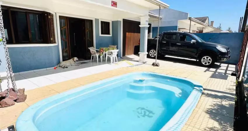 Casa com piscina a 100 metros do mar em atlântida sul