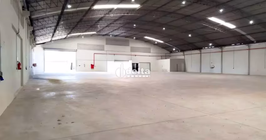 Galpão com 1.674m² de vão livre disponível para locação no bairro brasil em uberlândia-mg