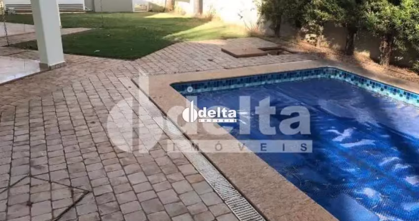 Casa térrea no condomínio jardins roma disponível para locação no bairro nova uberlândia-mg