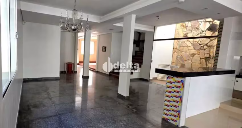 Casa com 5 quartos para alugar na Rua Ivaldo Alves Nascimento, 566344, Bom Jesus, Uberlândia
