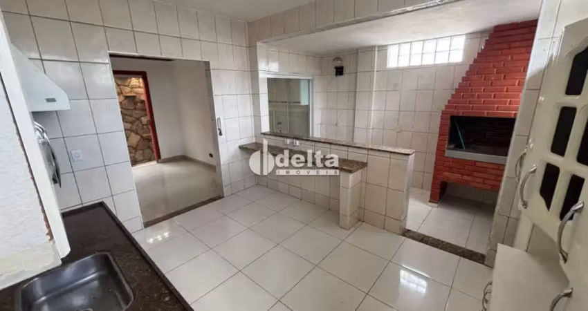 Casa estilo sobrado residencial disponível para locação  no bairro brasil em uberlândia-mg
