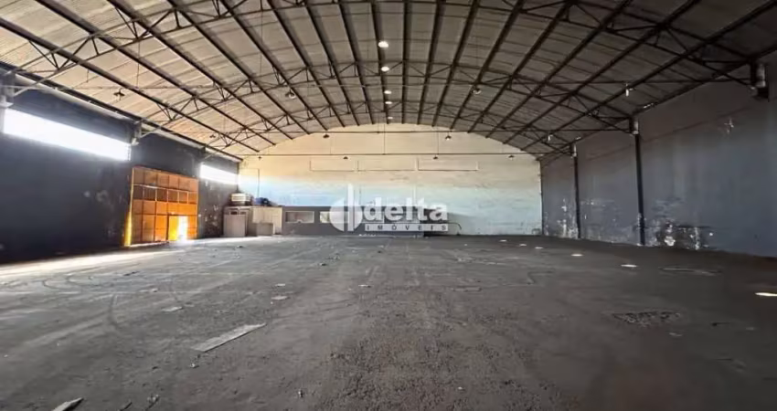 Galpão disponível para locação no bairro custódio pereira em uberlândia-mg.