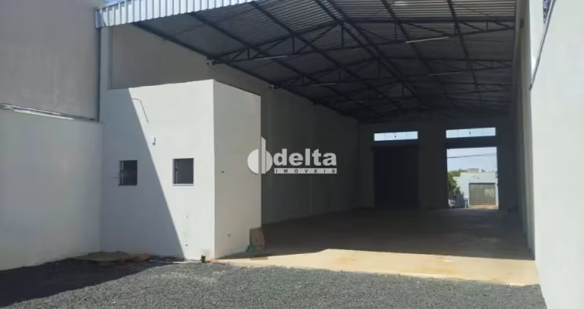 Galpão disponível para locação no bairro brasil em uberlândia-mg.