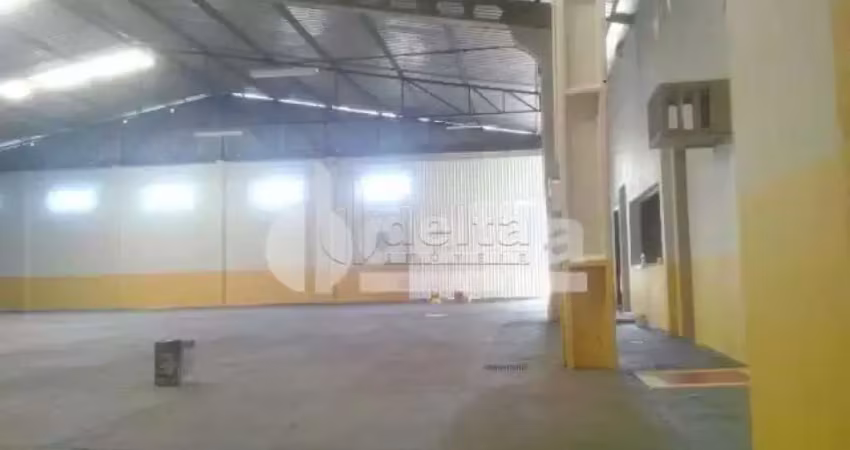 Galpão disponível para locação no bairro brasil em uberlândia-mg