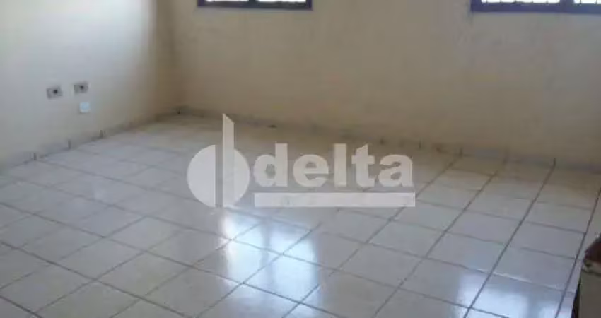 Prédio disponível para locação no bairro segismundo pereira em uberlândia-mg.
