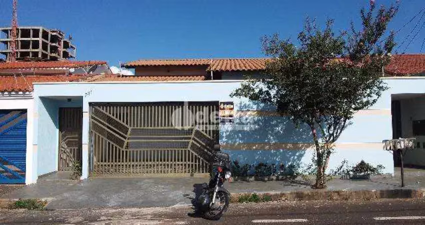 Casa disponível para locação no bairro santa mônica em uberlândia-mg