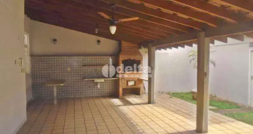 Casa comercial disponível para locação no bairro nossa senhora aparecida em uberlândia-mg