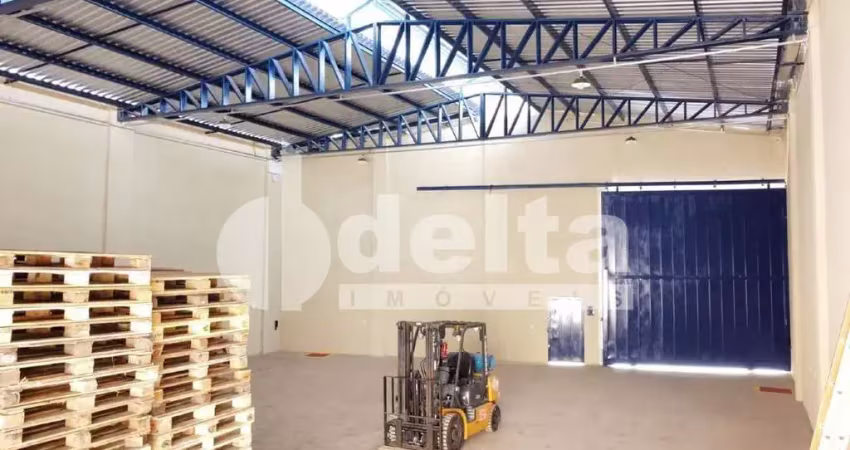 Galpão disponível para locação no bairro luizote de freitas em uberlândia-mg.