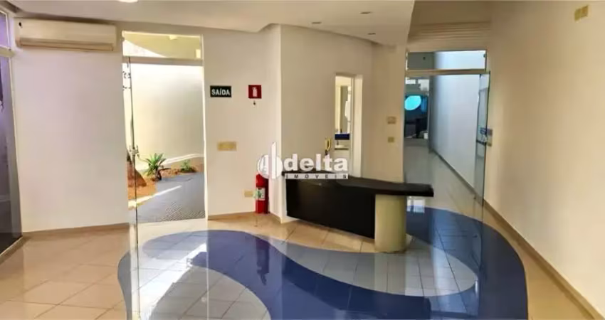 Casa comercial disponível para locação no bairro osvaldo rezende em uberlândia-mg.
