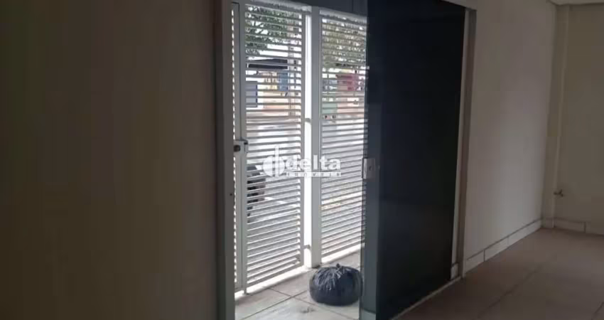 Casa comercial disponível para locação ou venda no bairro umuarama em uberlândia-mg.