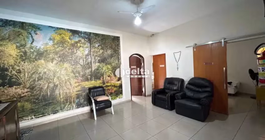 Casa comercial com habite-se e 6 quartos disponível para locação no bairro tabajaras em uberlândia-mg.
