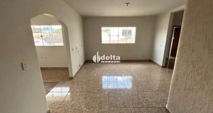Casa estilo sobrado geminado com 3 quartos disponível para locação no bairro martins em uberlândia-mg.