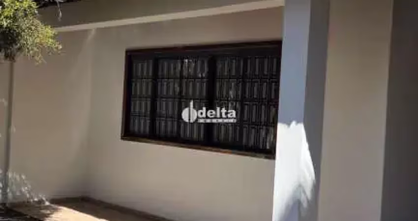 Casa residencial com 3 quartos sendo 1 suíte disponível para locação no bairro santa mônica em uberlândia - mg.