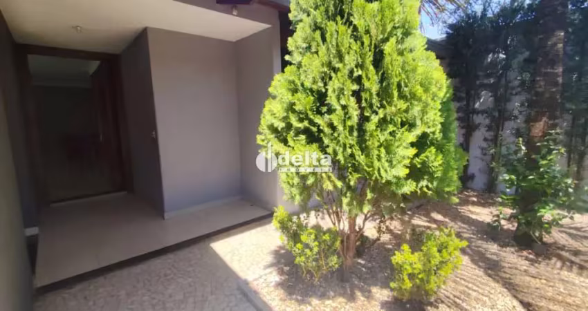 Casa residencial com 03 quartos disponível para locação no bairro daniel fonseca em uberlândia-mg.