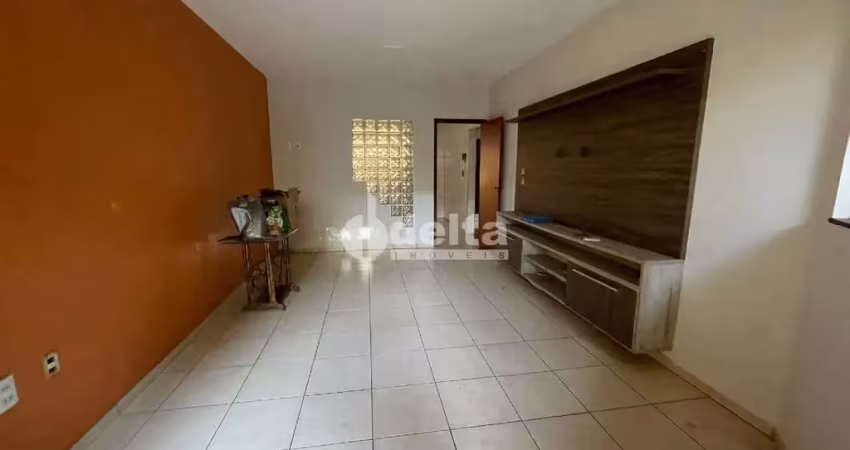 Casa residencial com 4 quartos sendo 2 suítes disponível para locação no bairro santa mônica em uberlândia - mg.