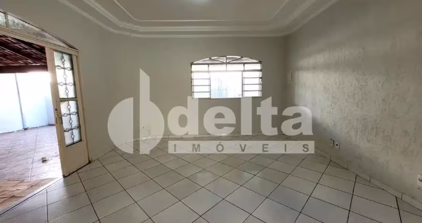 Casa residencial com 3 quartos sendo 1 suíte disponível para locação no bairro granada em uberlândia - mg.