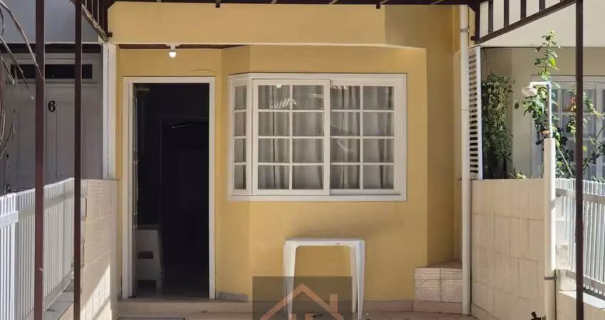 Sobrado na praia de bombas/bombinhas, com 02 dormts., a 100 mts da praia, mobiliado, próximo a mercados, farmácias, restaurantes e comércio local.