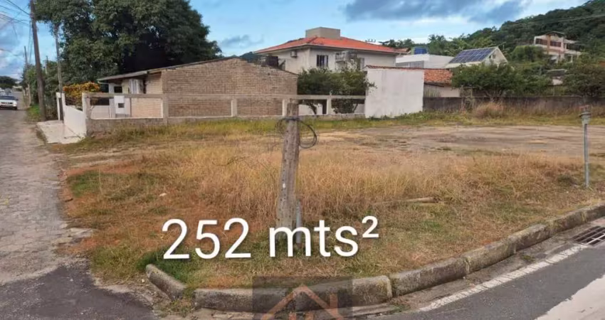 Terreno 260 mts2 no centro de bombinhas , excelente localização, para construção de moradia, locação e ponto comercial, próximo a 4 ilhas e mariscal.
